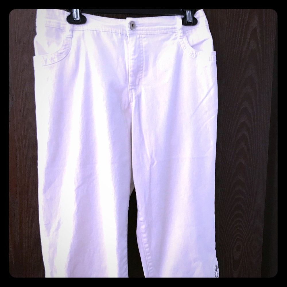 Capris white